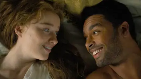 Regé-Jean Page y Phoebe Dynevor como Daphne y Simon en 'Los Bridgerton' Regé-Jean Page y Phoebe Dynevor como Daphne y Simon en 'Los Bridgerton'