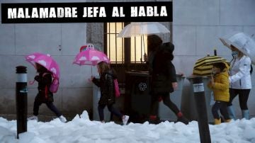 Ni&ntilde;os de camino al colegio en Madrid