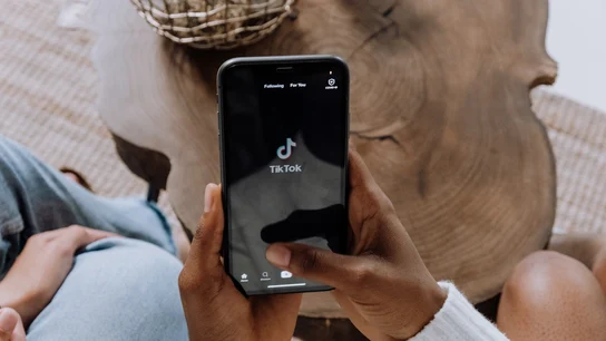 Una persona utiliza la aplicación TikTok en el móvil Una persona utiliza la aplicación TikTok en el móvil