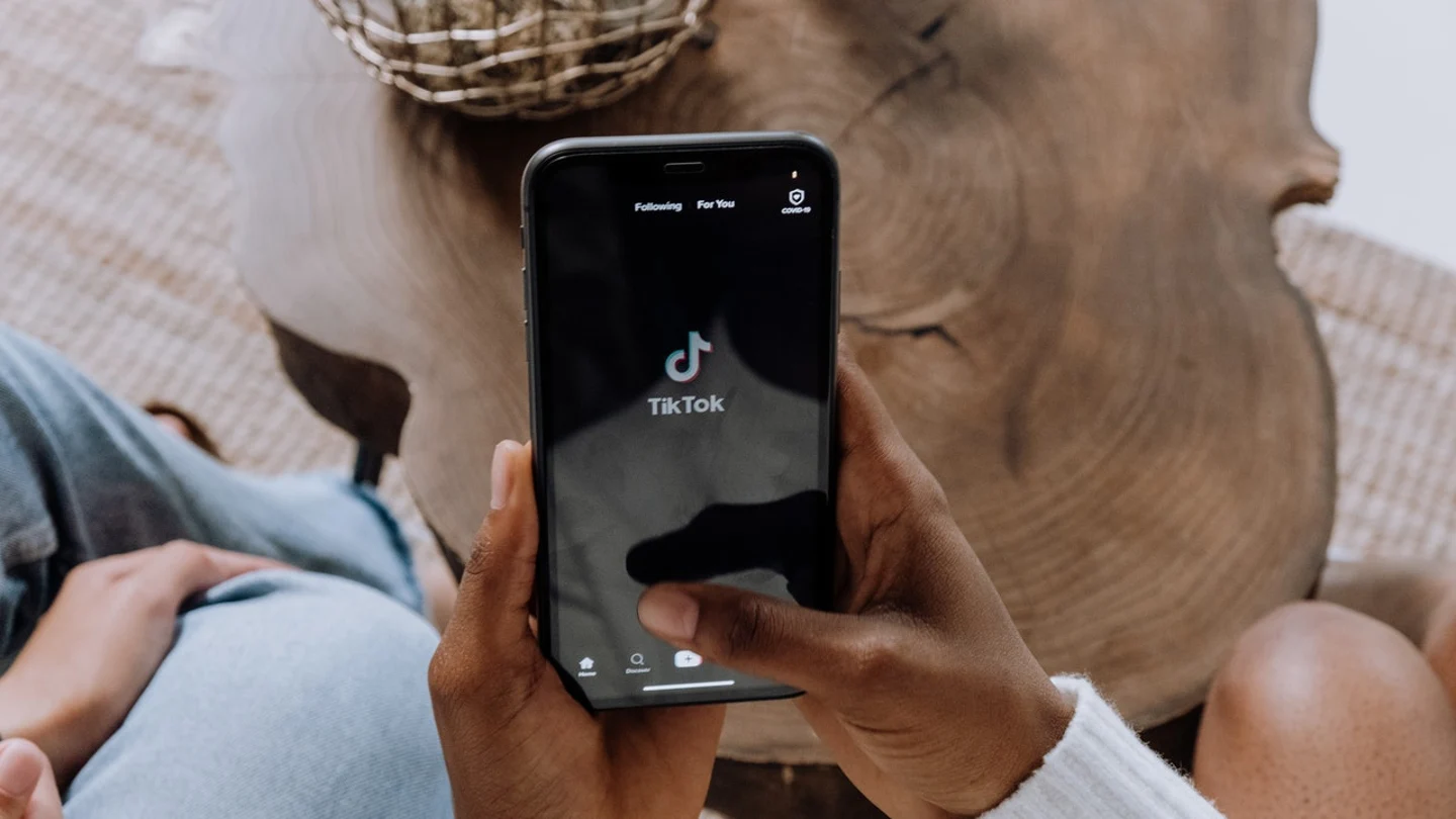 Una persona utiliza la aplicación TikTok en el móvil Una persona utiliza la aplicación TikTok en el móvil