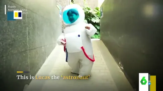 Un traje de astronauta: el 'look' diario de un niño para evitar contagiarse contra el COVID Un traje de astronauta: el 'look' diario de un niño para evitar contagiarse contra el COVID