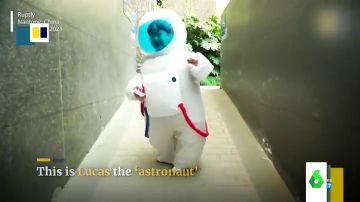 Un traje de astronauta: el 'look' diario de un niño para evitar contagiarse contra el COVID