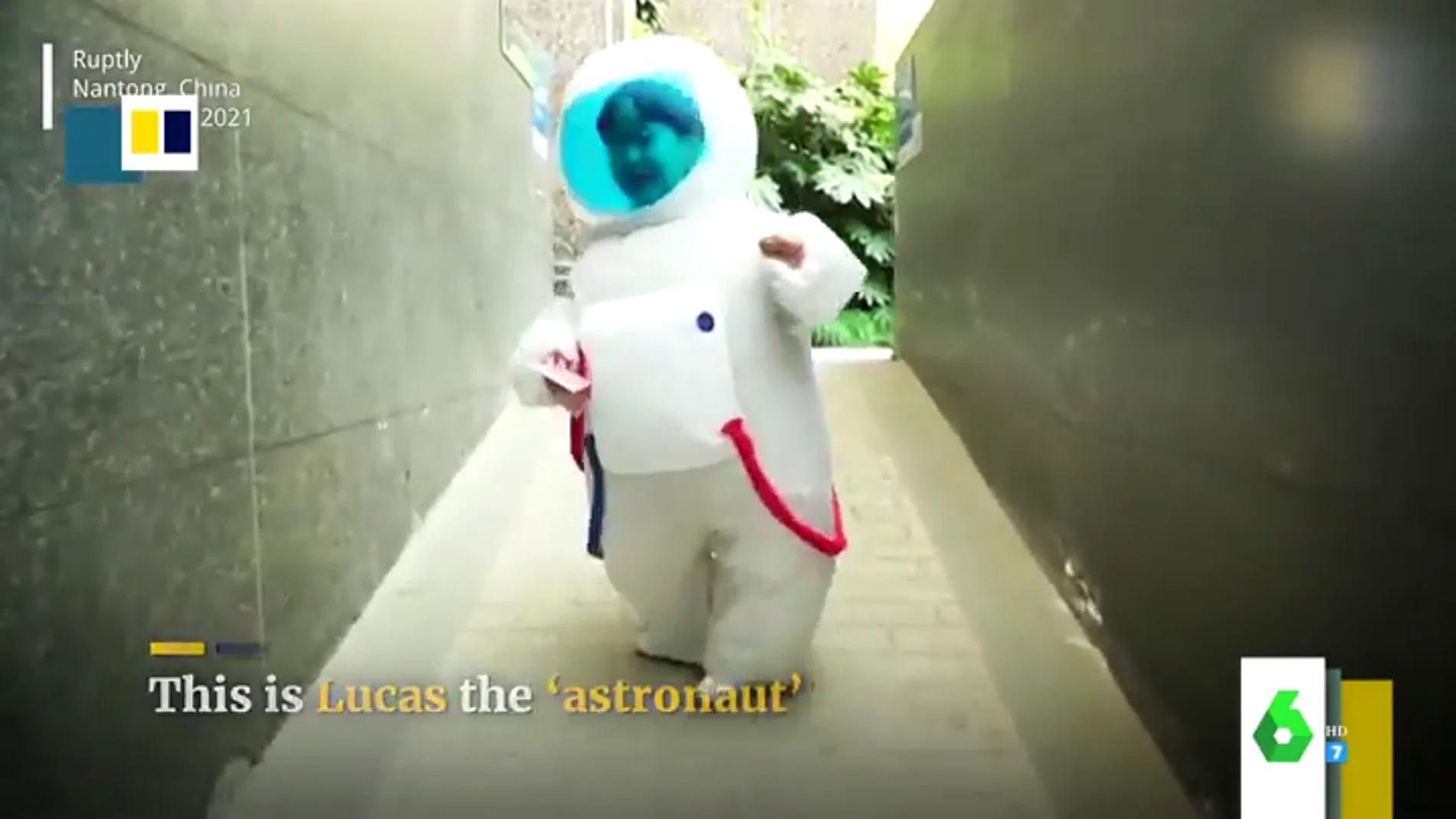 Un traje de astronauta: el 'look' diario de un niño para evitar contagiarse contra el COVID