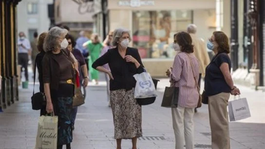 Mujeres con mascarillas en el centro de Sevilla Mujeres con mascarillas en el centro de Sevilla