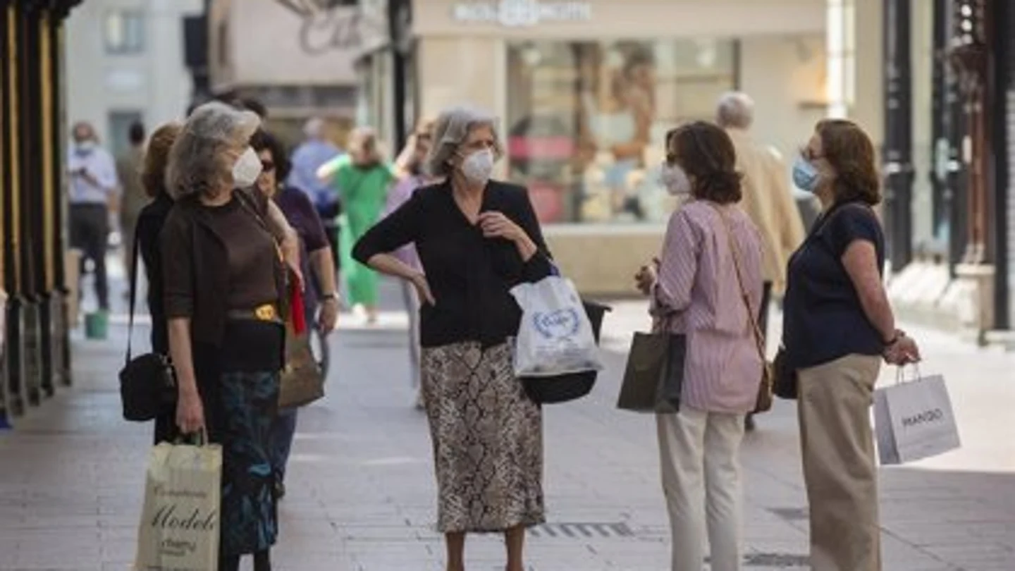 Mujeres con mascarillas en el centro de Sevilla Mujeres con mascarillas en el centro de Sevilla