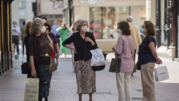 Mujeres con mascarillas en el centro de Sevilla