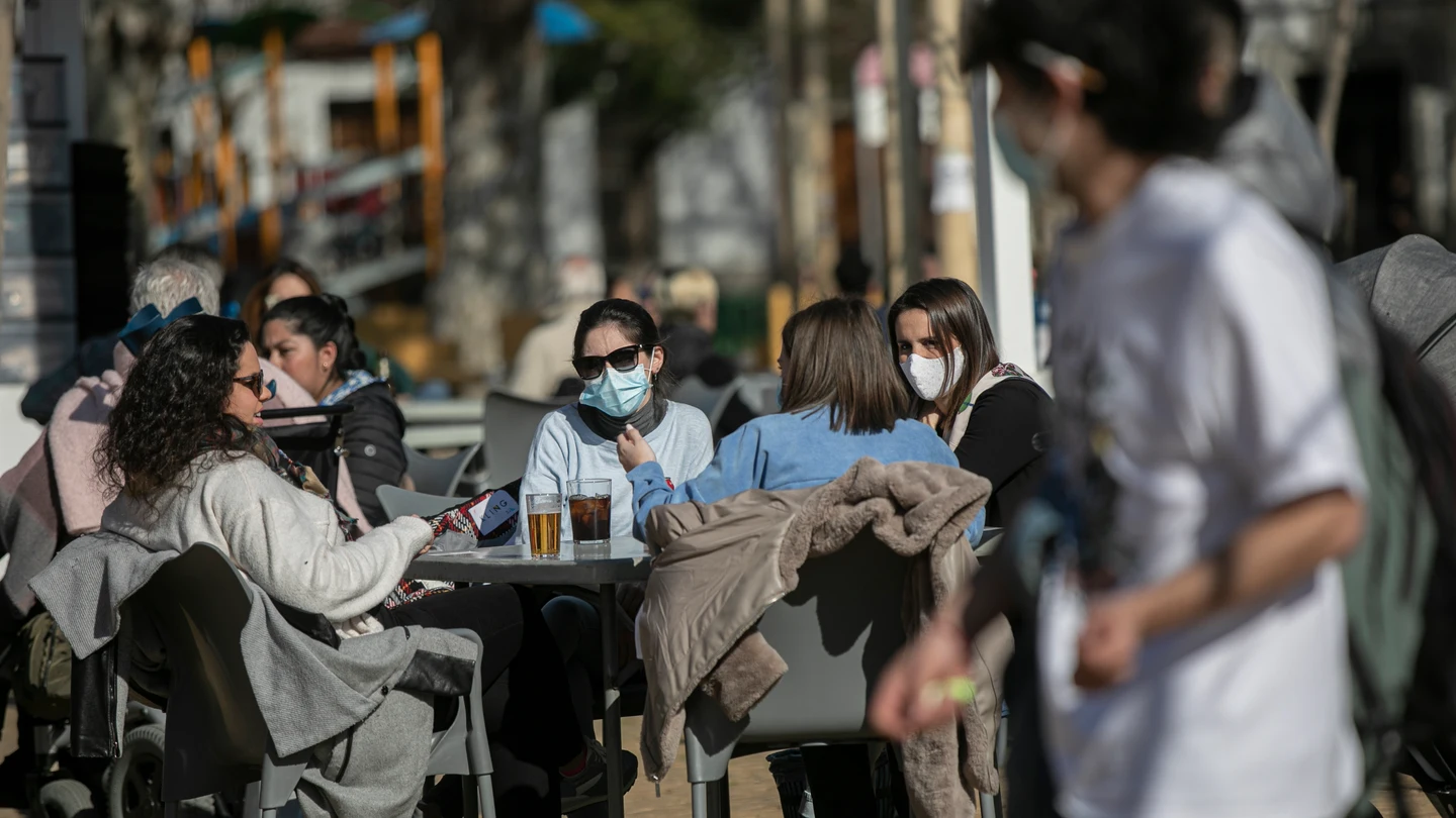 Cuatro personas en la terraza de un bar en Sevilla Medidas coronavirus