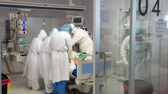 Sanitarios atienden a un paciente covid Sanitarios atienden a un paciente covid