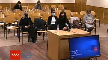 En plano, Clara Souto; detrás (de izquierda a derecha), las tres acusadas: Cristina Cifuentes, Cecilia Rosado y María Teresa Feito