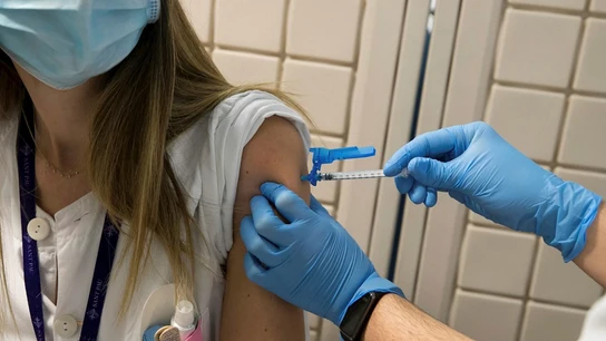 Una sanitaria recibe una dosis de la vacuna ¿Cuántas vacunas contras el coronavirus se han puesto en cada comunidad autónoma?