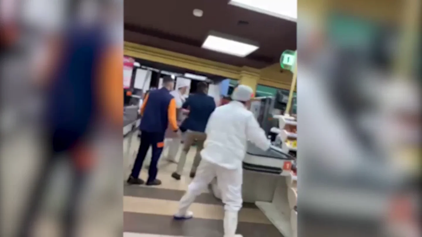 Los empleados de un supermercado plantan cara a un atracador sin mascarilla que quería robarlo Los empleados de un supermercado plantan cara a un atracador sin mascarilla que quería robarlo