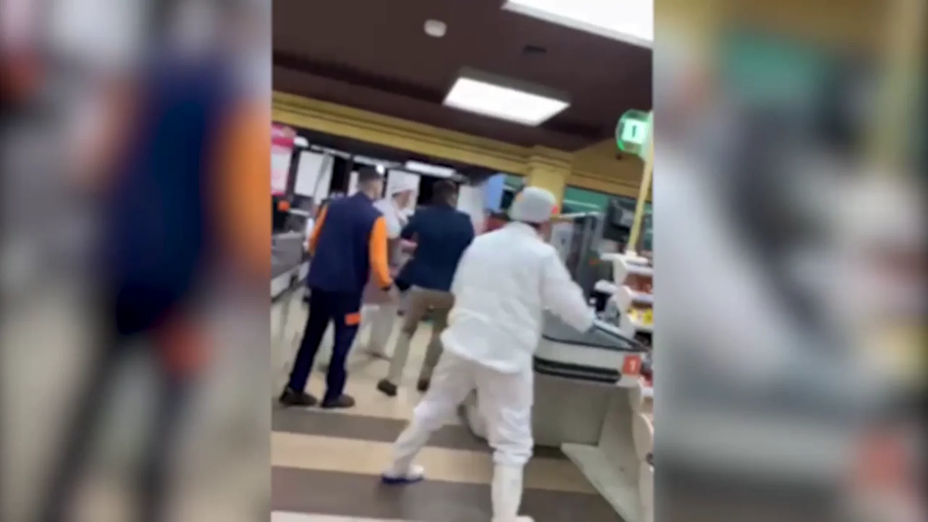 Los empleados de un supermercado plantan cara a un atracador sin mascarilla que quería robarlo