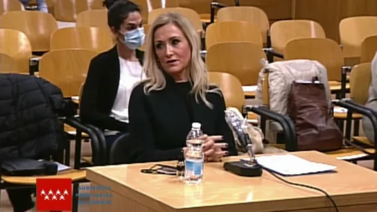 "No me voy, me quedo": la reacción de Cifuentes al ver el vídeo en el que mostraba el acta de las notas del máster y el TFM "No me voy, me quedo": la reacción de Cifuentes al ver el vídeo en el que mostraba el acta de las notas del máster y el TFM