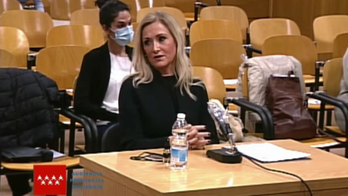 "No me voy, me quedo": la reacción de Cifuentes al ver el vídeo en el que mostraba el acta de las notas del máster y el TFM "No me voy, me quedo": la reacción de Cifuentes al ver el vídeo en el que mostraba el acta de las notas del máster y el TFM