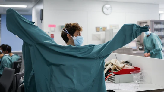 Una profesional sanitaria se prepara Una profesional sanitaria se prepara