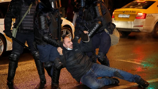 Detención en las manifestaciones en Rusia por la libertad de Navalni Uno de los manifestantes que pide la libertad de Alexei Navalni acaba detenido por la Policía rusa