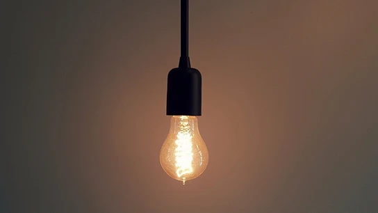 Imagen de una bombilla encendida Imagen de una bombilla encendida