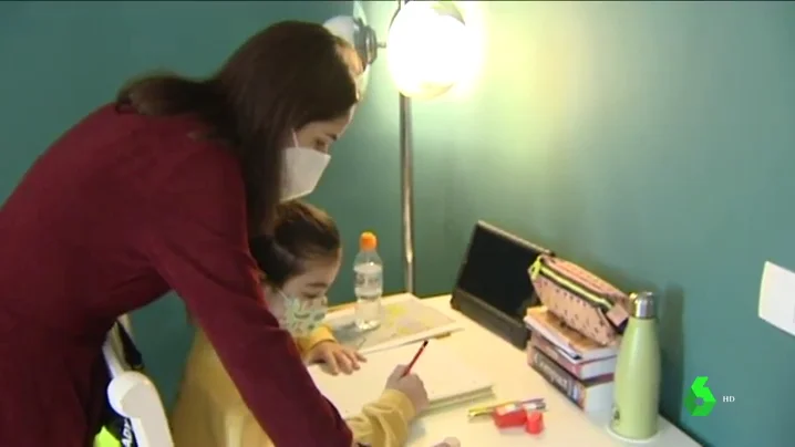 Imagen de una niña con patologías previas haciendo los deberes con su madre