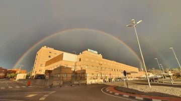 Imagen de un arcoíris doble sobre el Hospital General Universitario de Castellón