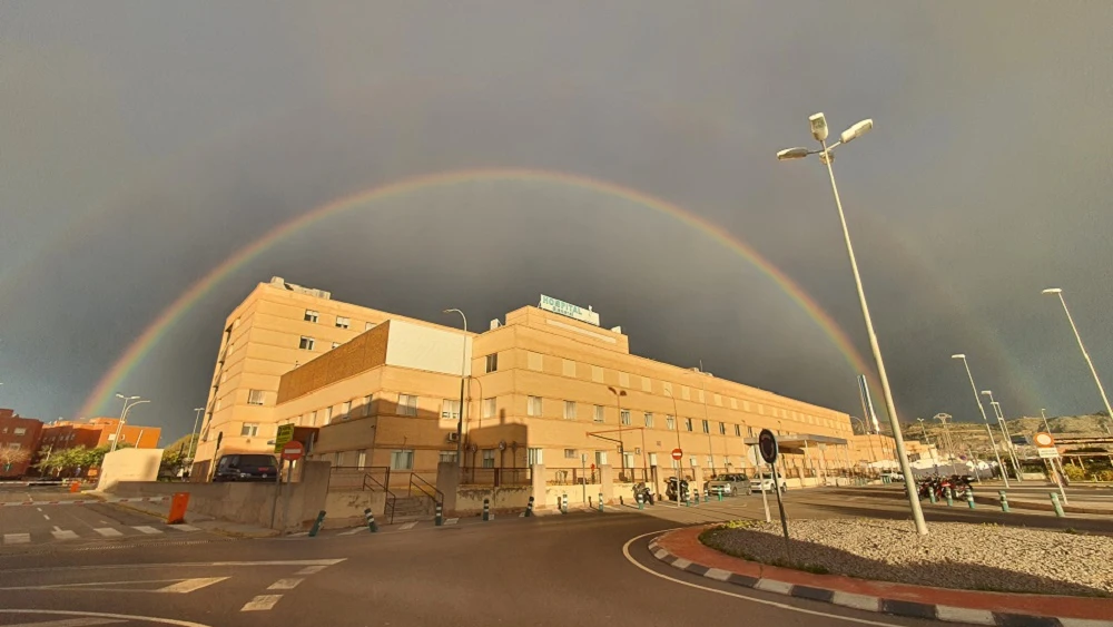 Imagen de un arcoíris doble sobre el Hospital General Universitario de Castellón