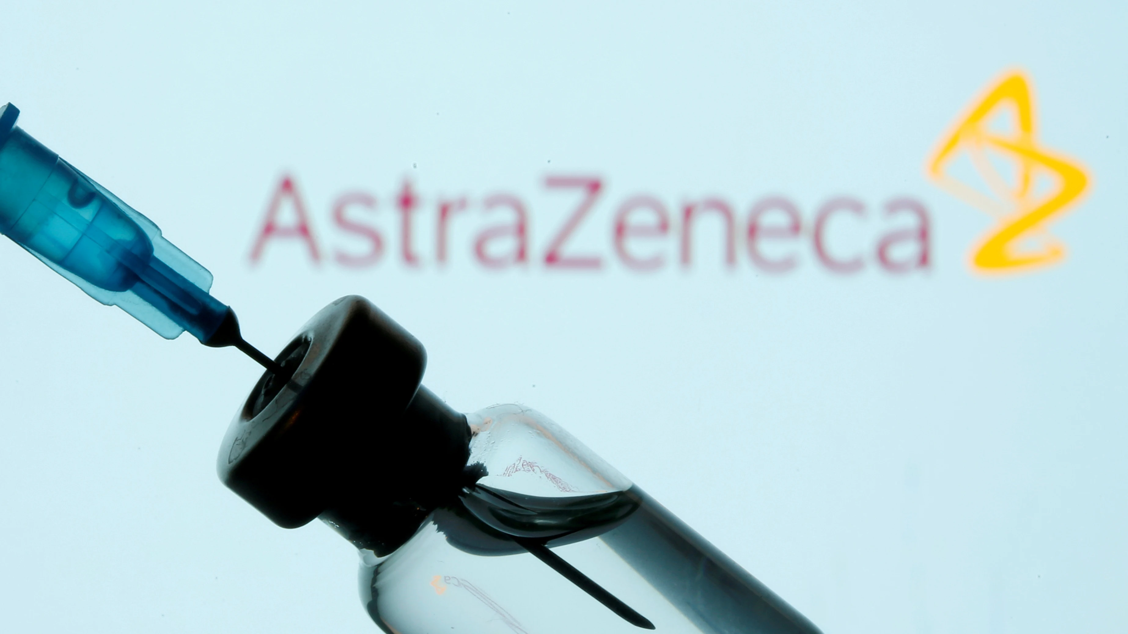 Un vial de la vacuna de AstraZeneca