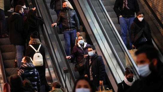 Ciudadanos con mascarilla pasean por Madrid Ciudadanos con mascarilla pasean por Madrid