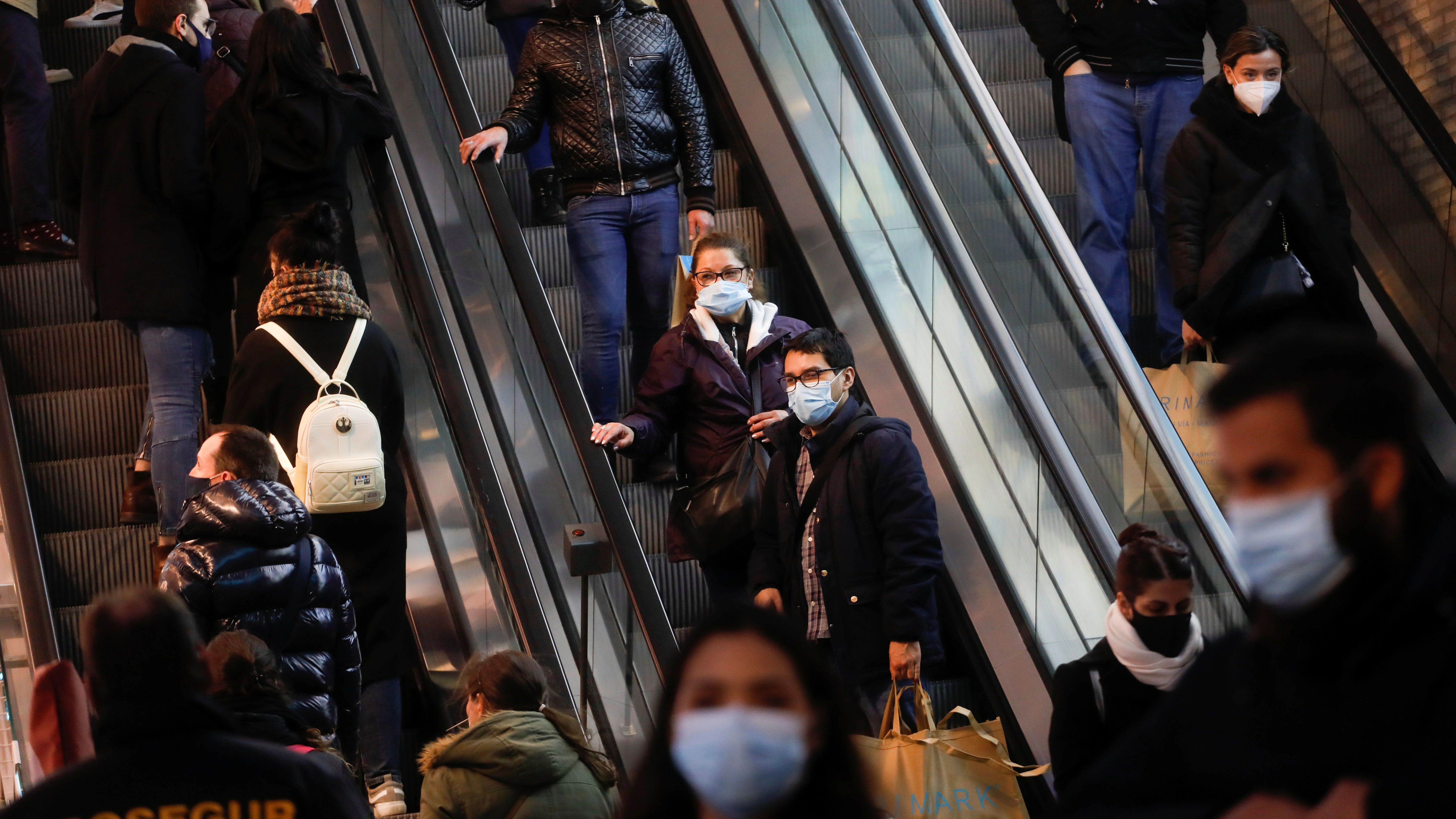 Ciudadanos con mascarilla pasean por Madrid