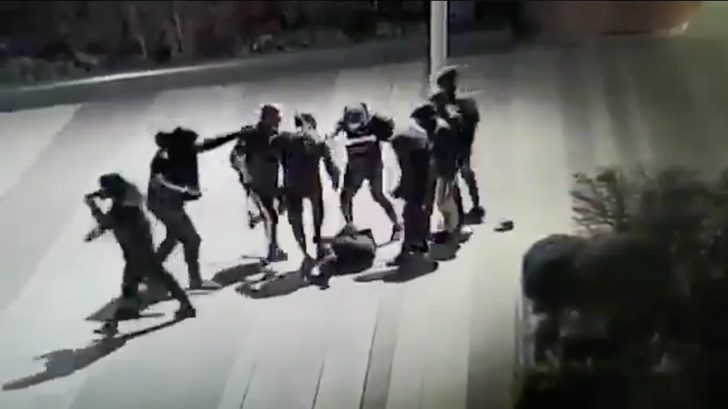 Momento en el que agreden a la víctima Momento en el que agreden a la víctima