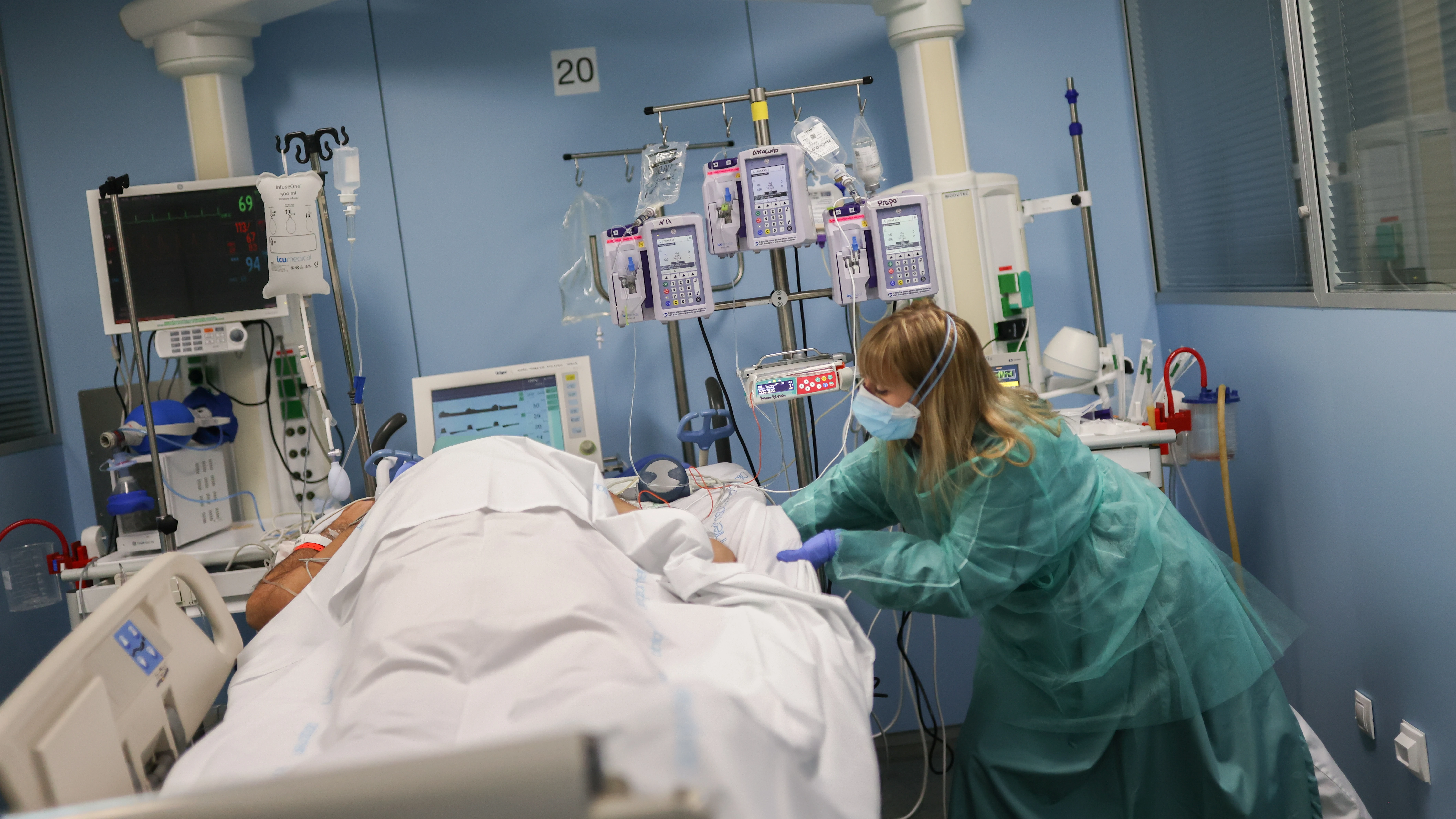 Una sanitaria trabaja en la UCI del Hospital de Sant Pau