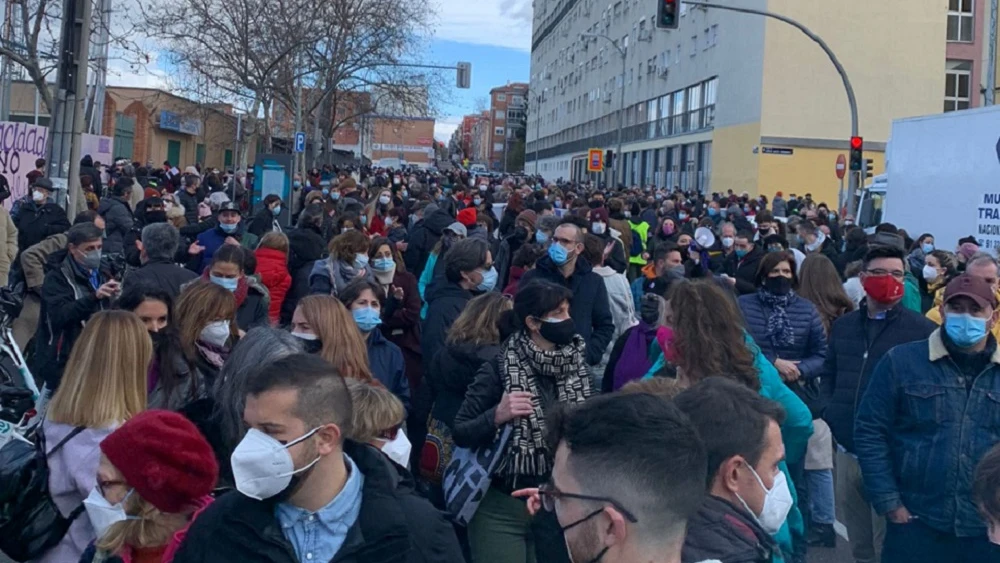 Imagen de una protesta contra la eliminación del mural feminista en Madrid