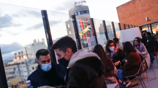Varias personas consumen en una terraza de Madrid Varias personas consumen en una terraza de Madrid