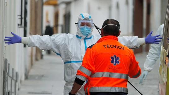 Un sanitario desinfecta a una compañera en Ronda Un sanitario desinfecta a una compañera en Ronda