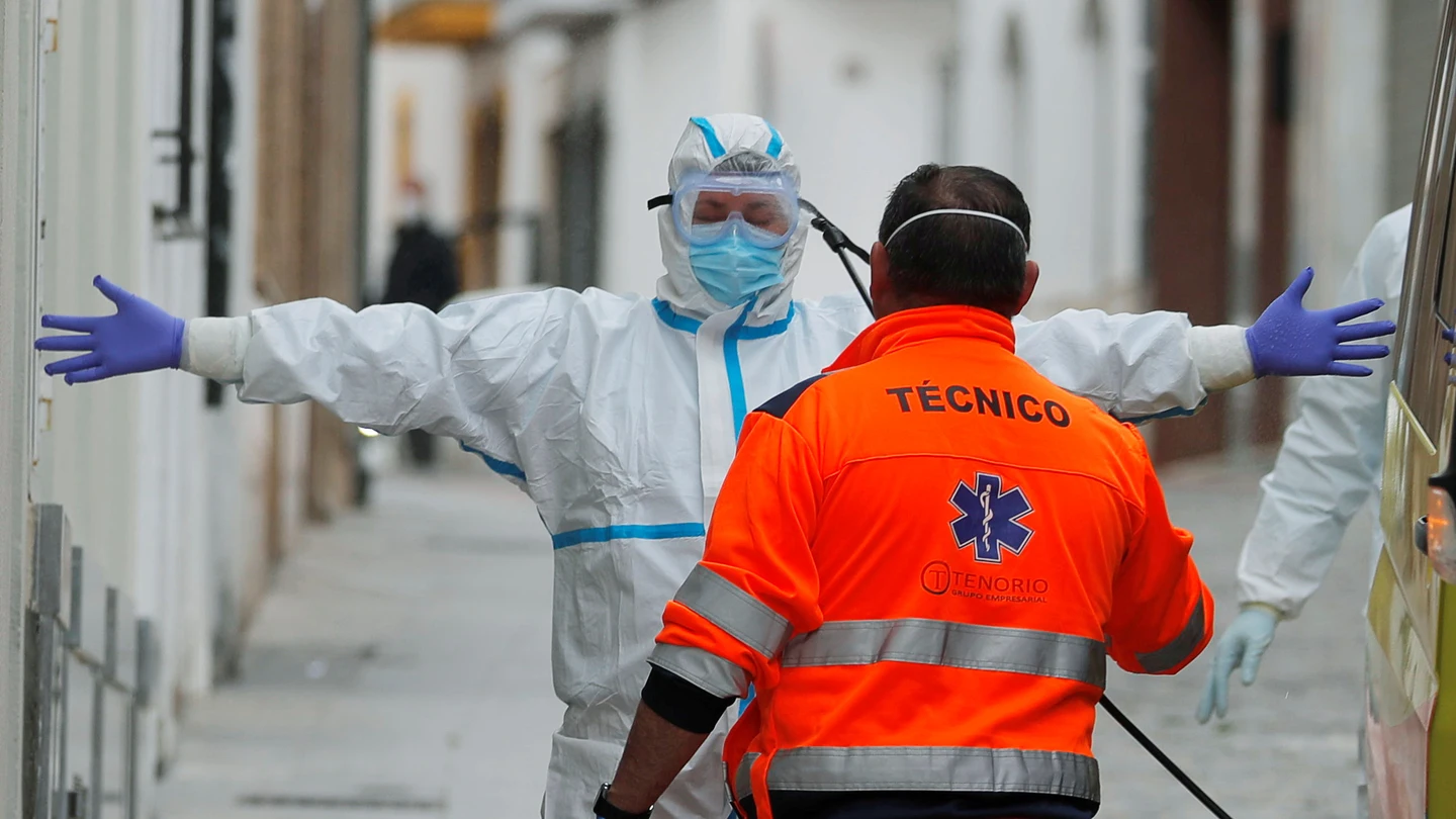 Un sanitario desinfecta a una compañera en Ronda Un sanitario desinfecta a una compañera en Ronda