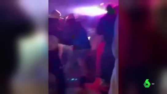 Un coche policial arrolla a un grupo de personas que realizaba carreras callejeras Un coche policial arrolla a un grupo de personas que realizaba carreras callejeras