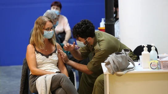 Una mujer recibe la vacuna contra el COVID-19 en Tel Aviv (Israel) Una mujer recibe la vacuna contra el COVID-19 en Tel Aviv (Israel)
