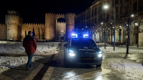 Un coche de la Policía Nacional en la plaza de Santa Teresa de Ávila Un coche de la Policía Nacional en la plaza de Santa Teresa de Ávila