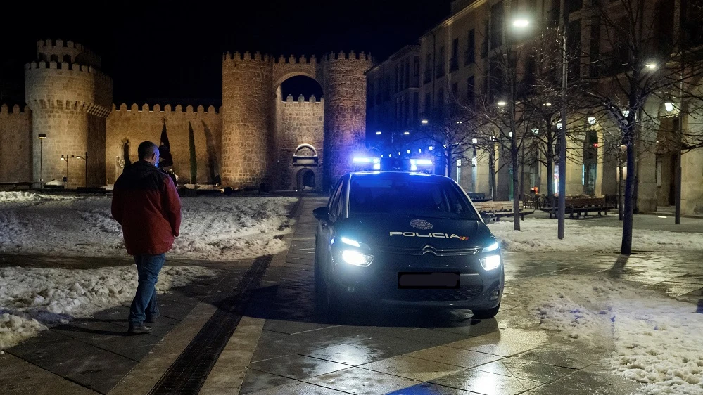 Un coche de la Policía Nacional en la plaza de Santa Teresa de Ávila