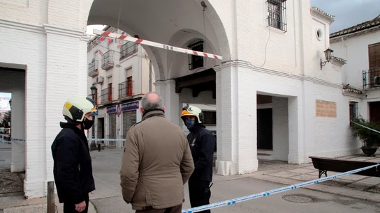 Bomberos de Granada revisan el Arco de Loja tras el terremoto de magnitud 4,4 en Santa Fe Bomberos de Granada revisan el Arco de Loja tras el terremoto de magnitud 4,4 en Santa Fe