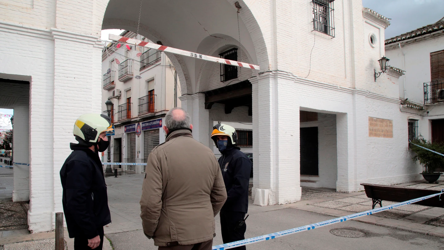Bomberos de Granada revisan el Arco de Loja tras el terremoto de magnitud 4,4 en Santa Fe Bomberos de Granada revisan el Arco de Loja tras el terremoto de magnitud 4,4 en Santa Fe