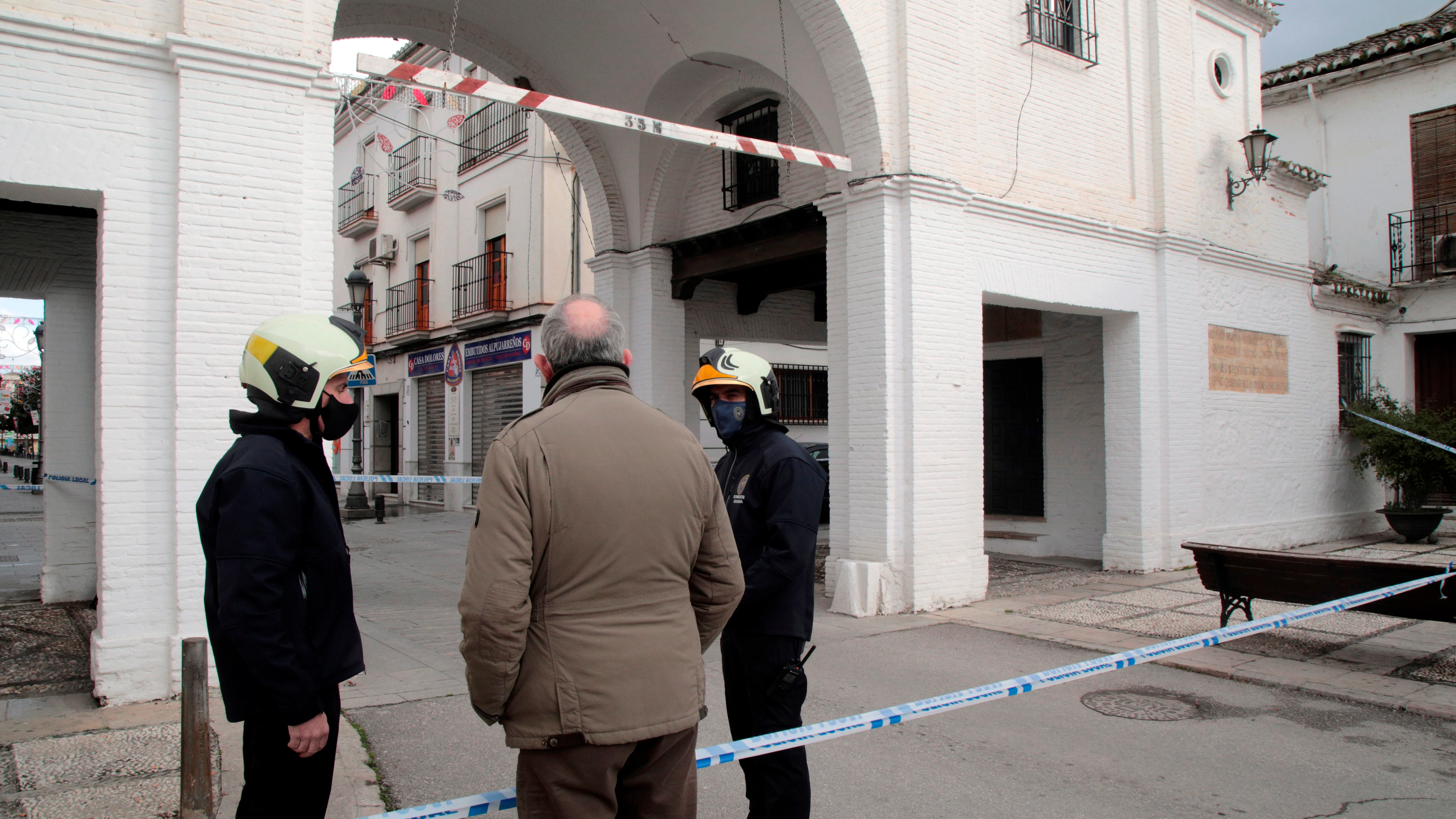 Bomberos de Granada revisan el Arco de Loja tras el terremoto de magnitud 4,4 en Santa Fe