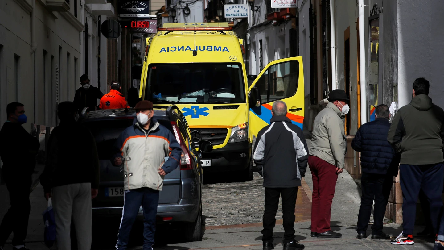 Una ambulancia recoge a un paciente en Ronda Una ambulancia recoge a un paciente en Ronda