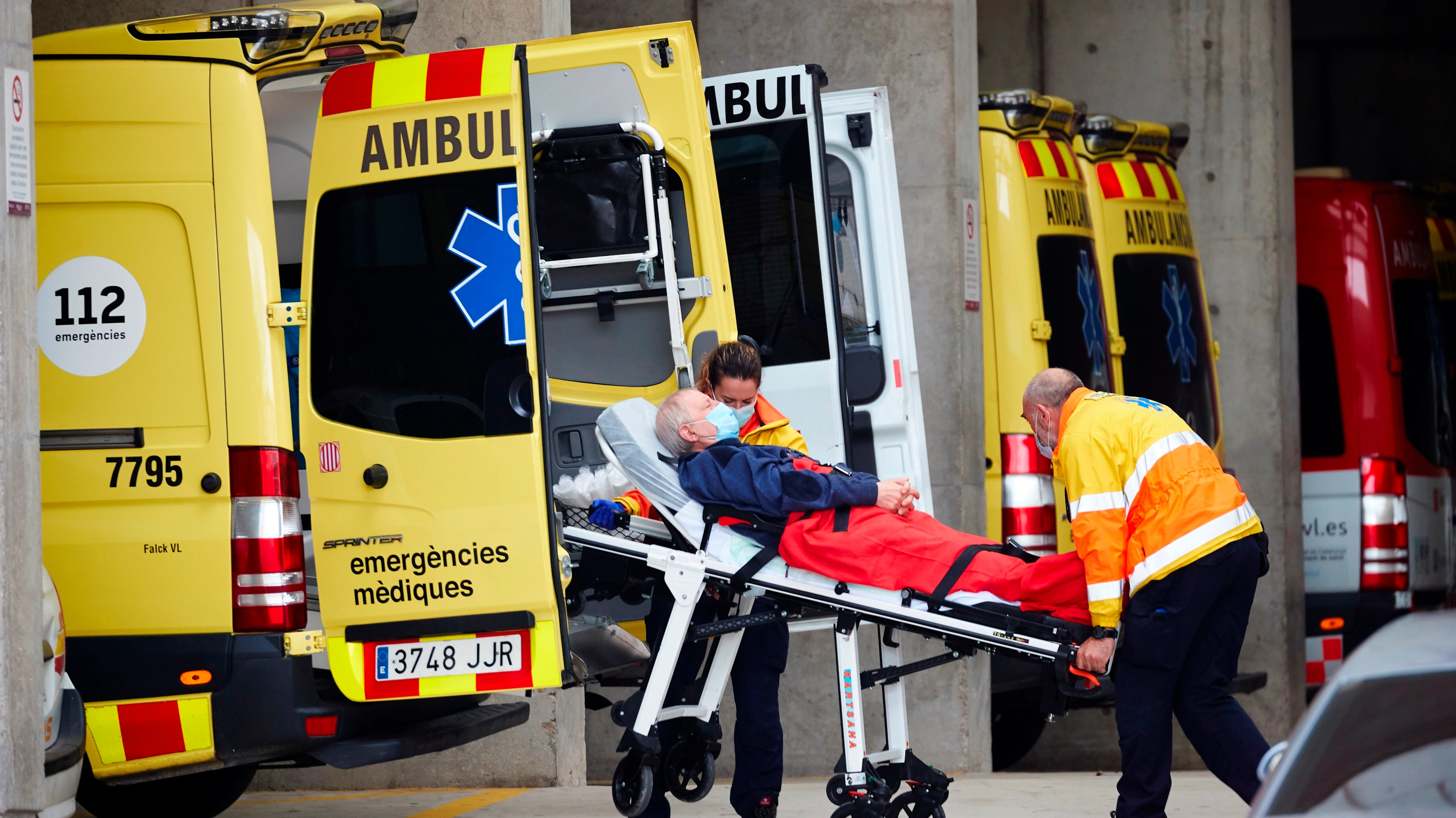 Dos técnicos de emergencias trasladan a un paciente en la zona de urgencias del Hospital Universitario de Bellvitge 