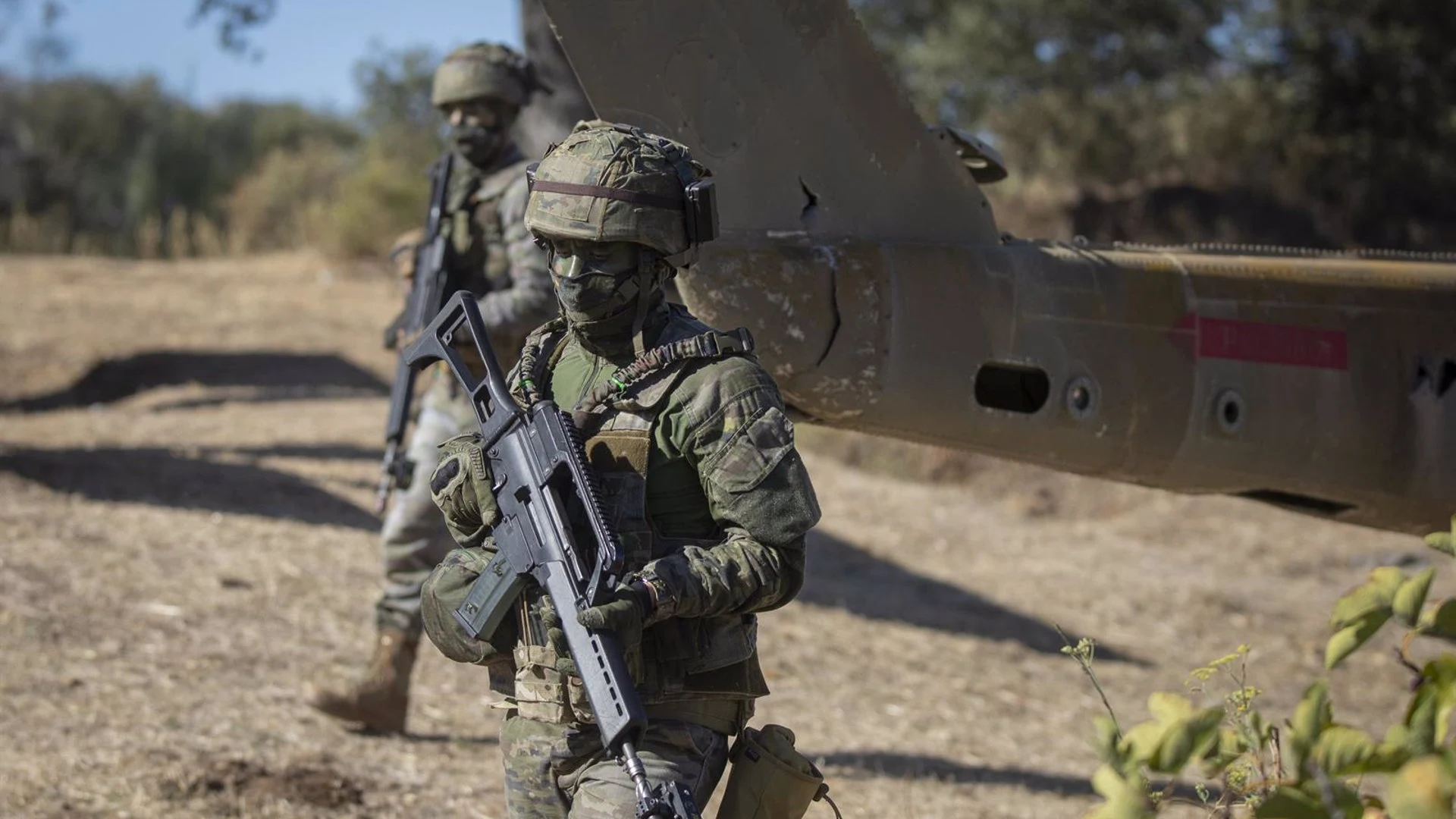 Militares españoles con el actual fusil de asalto del Ejército, el G36