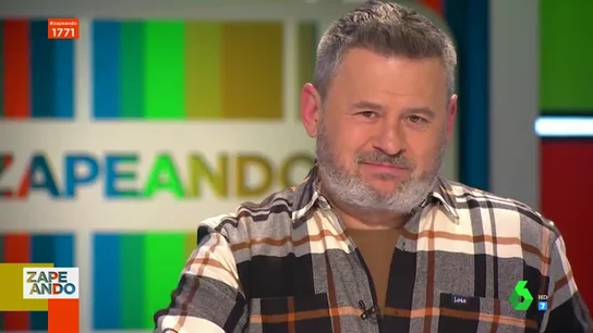 La imitación de Miki Nadal a Matías Prats en pleno directo de Zapeando: "Es que sus chascarrillos son adictivos" La imitación de Miki Nadal a Matías Prats en pleno directo de Zapeando: "Es que sus chascarrillos son adictivos"