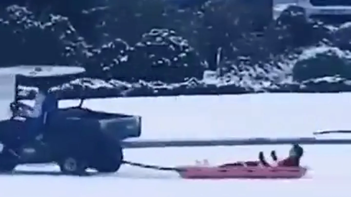 Reguilón se lo pasa como un niño en la nieve: su trineo causa furor en redes Reguilón se lo pasa como un niño en la nieve: su trineo causa furor en redes