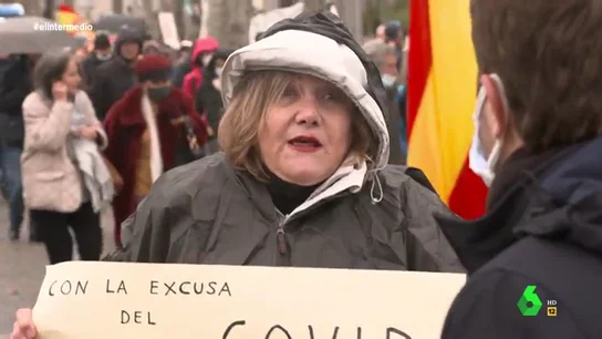 "Quieren aniquilar a ancianos y esterilizar jóvenes, dejarlos lelos": la férrea defensa de una negacionista de la pandemia "Quieren aniquilar a ancianos y esterilizar jóvenes, dejarlos lelos": la férrea defensa de una negacionista de la pandemia