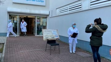 Una mujer espera en la entrada del centro de salud Virgen del Cortijo en el distrito de Hortaleza, en Madrid