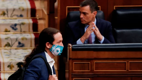 Pablo Iglesias pasa por delante de Pedro Sánchez en el Congreso de los Diputados. Pablo Iglesias pasa por delante de Pedro Sánchez en el Congreso de los Diputados.