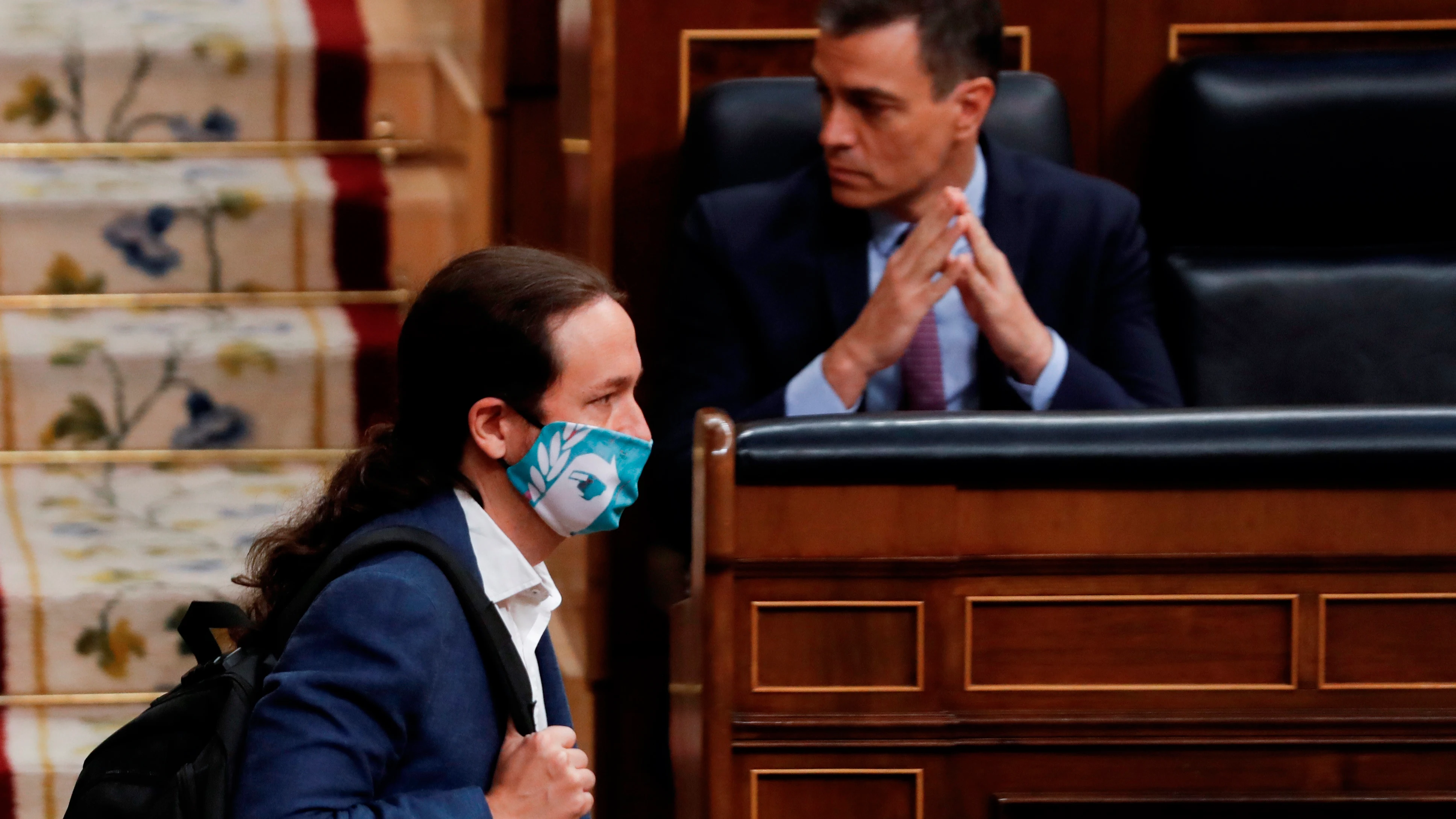 Pablo Iglesias pasa por delante de Pedro Sánchez en el Congreso de los Diputados.