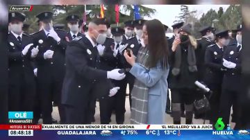 El momento en el que un policía pide matrimonio a su novia en la entrega de nombramientos en Madrid